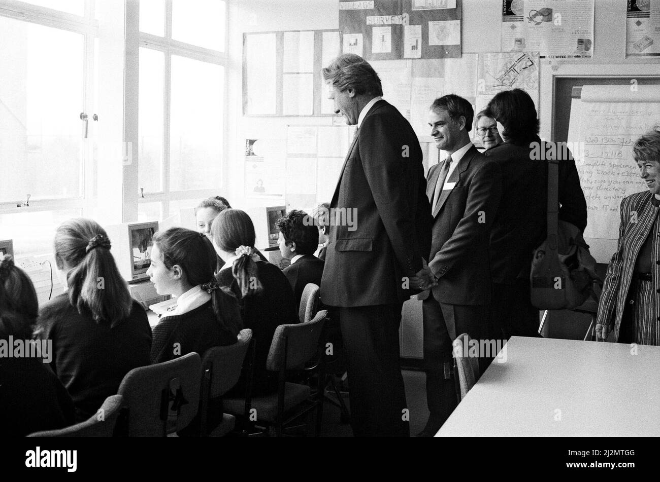 Michael Heseltine visita Chiltern Edge School, Sonning Common. 15th febbraio 1991. Foto Stock