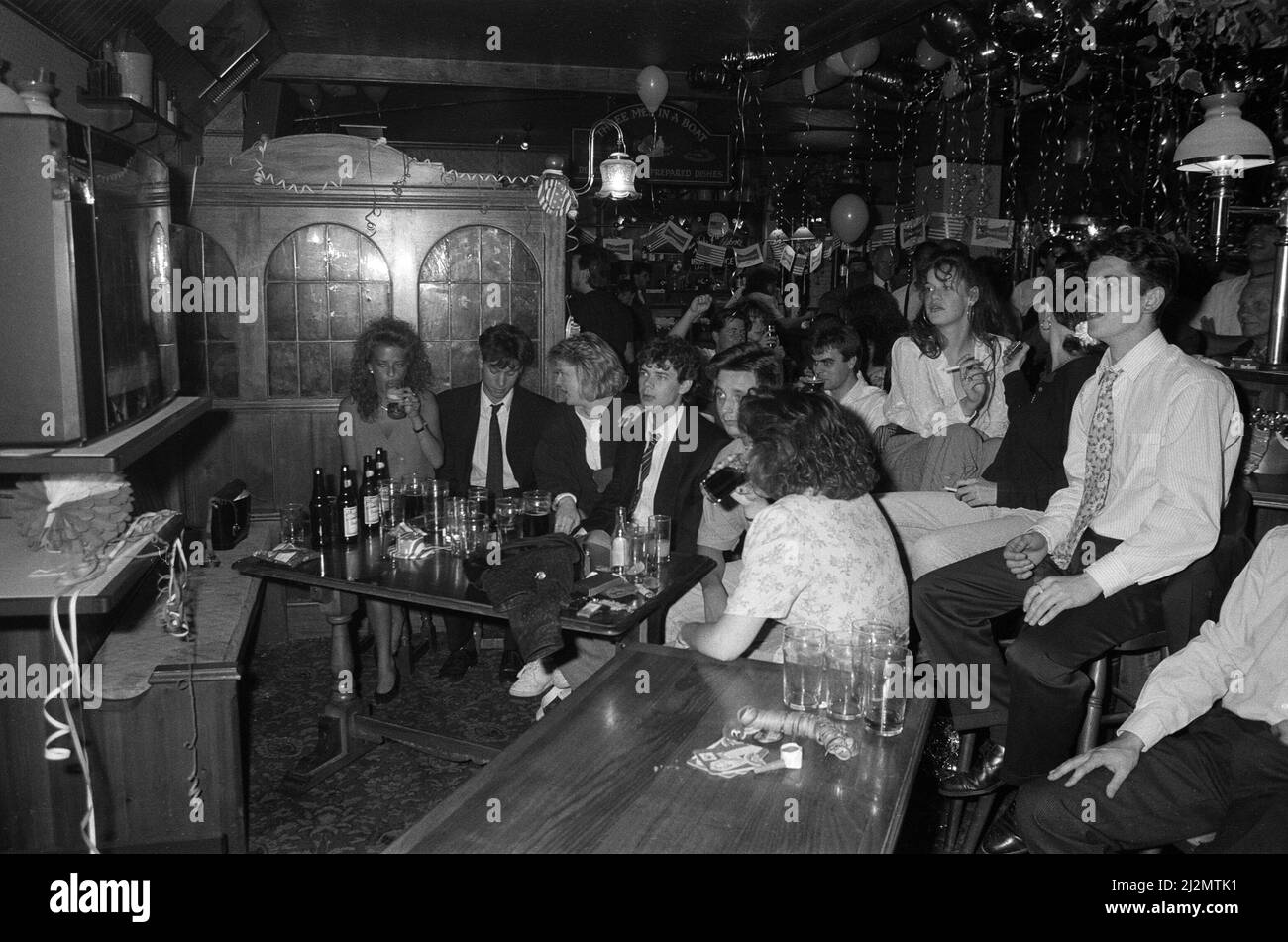 Gli appassionati di football che guardano l'Inghilterra nella loro semifinale durante la Coppa del mondo FIFA 1990 al Three Men in a Boat pub. 4th luglio 1990. Foto Stock