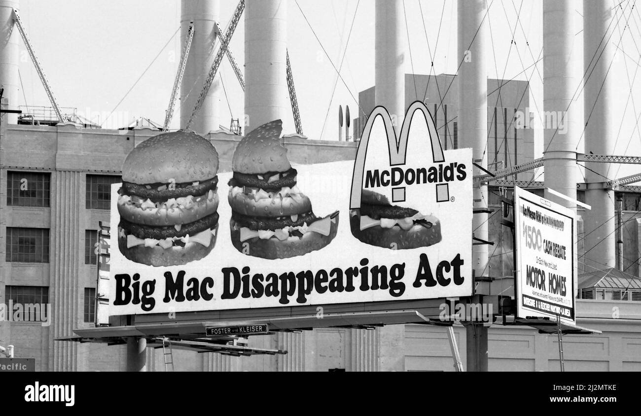 Affissioni per McDonalds Big Mac nel centro di San Diego, California Foto Stock