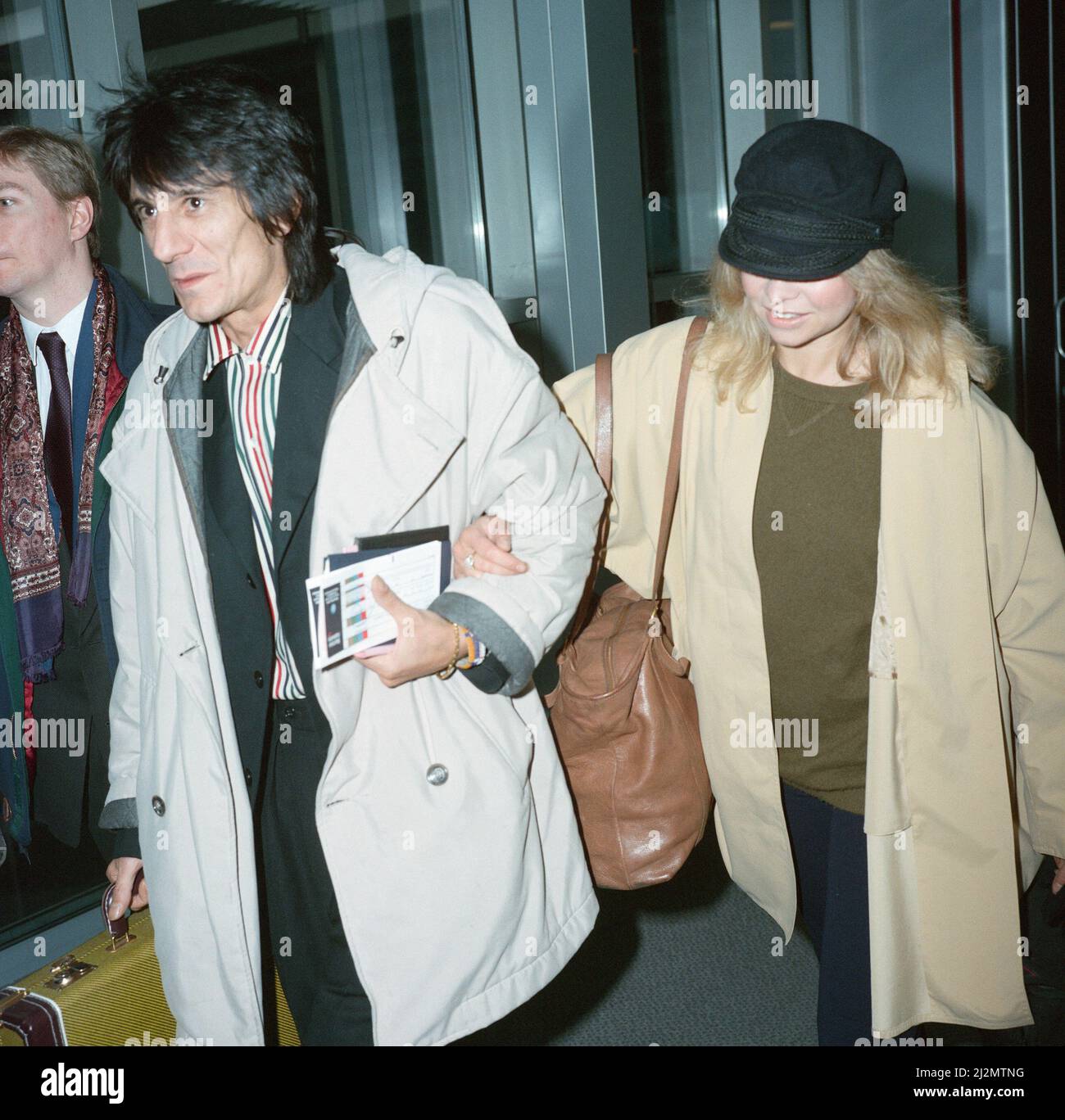 Ronnie Wood e sua moglie Jo all'aeroporto di Heathrow. 28th febbraio 1991. Foto Stock