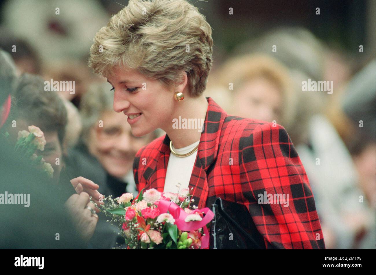 HRH la Principessa del Galles, la Principessa Diana, vestita in tartan, in una passeggiata a Manchester dove ha visitato la Galleria d'Arte di Manchester in Moseley Street.Prince Charles era anche in visita, ma non in shot in questa occasione. Foto scattata il 12th marzo 1991 Foto Stock