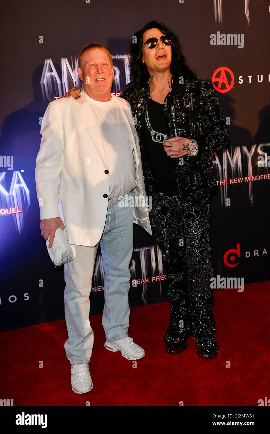 Las Vegas, Nevada, USA. 2nd Apr 2022. Mark Davis e Criss Angel alla notte di apertura di Criss Angel Amystika al Criss Angel Theatre al Planet Hollywood Resort & Casino di Las Vegas, Nevada, il 2 aprile 2022. Credit: Dee CEE carter/Media Punch/Alamy Live News Foto Stock