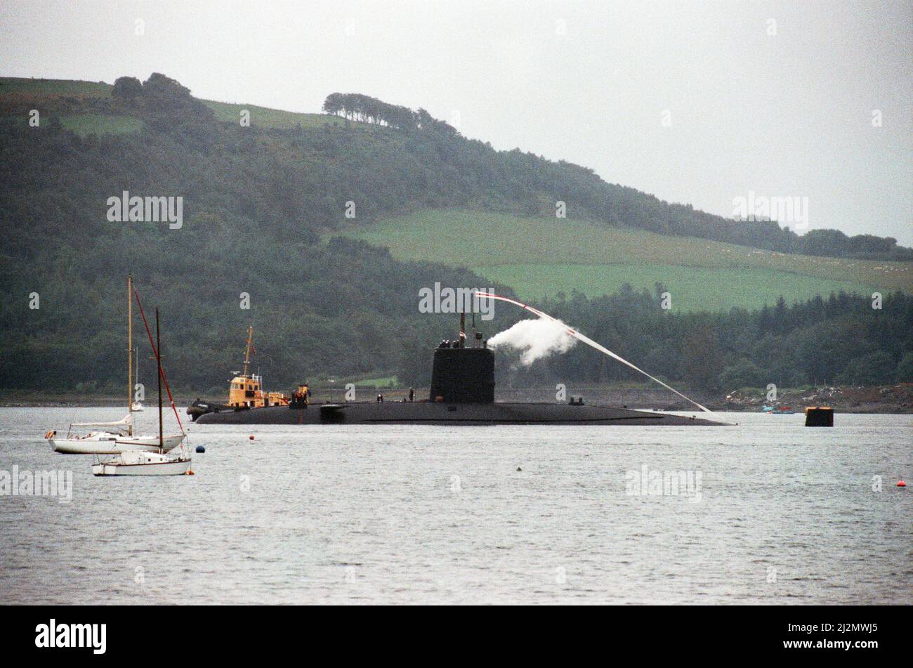 Il sottomarino nucleare di classe Churchill HMS Conqueror lascia la base navale di sua Maestà, Clyde a Faslane per l'ultima volta prima di essere demolito. Qui è raffigurata la navigazione attraverso Rhu Narrows. 29th agosto 1990. Foto Stock