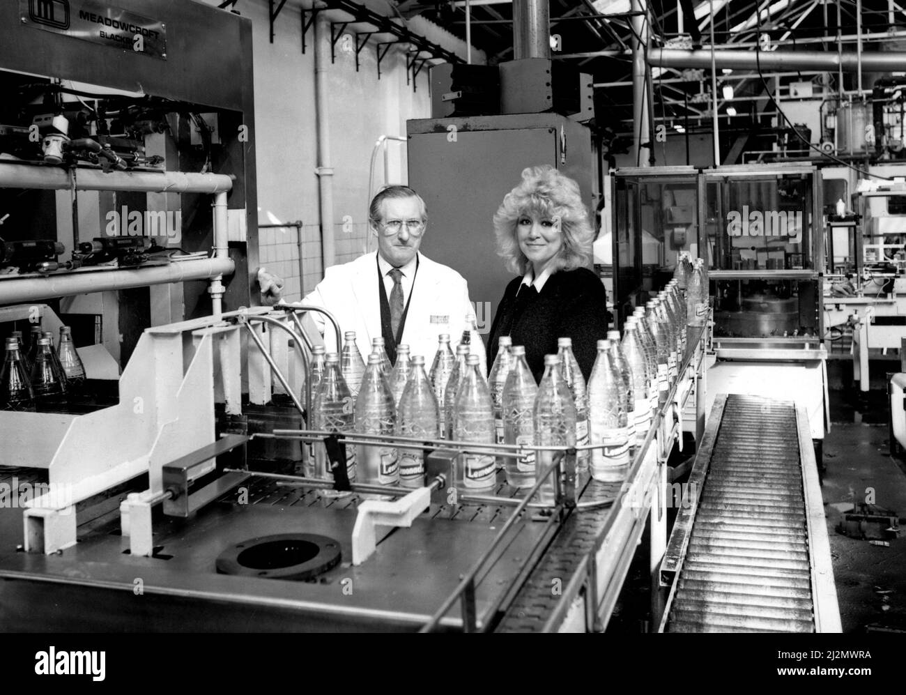 Middlesbrough, produttore di bibite J.W Lowcock, è una delle aziende locali della Tees Valley che presto potrebbe offrire visite alla fabbrica ai turisti e ai delegati della conferenza in visita nella zona. I tour delle fabbriche fanno parte di una promozione del turismo industriale ora messa insieme da Tees Valley Tourism. John Lowcock è raffigurato con Gayle Gerrard, direttore del turismo di Tees Valley. 30th aprile 1990. Foto Stock