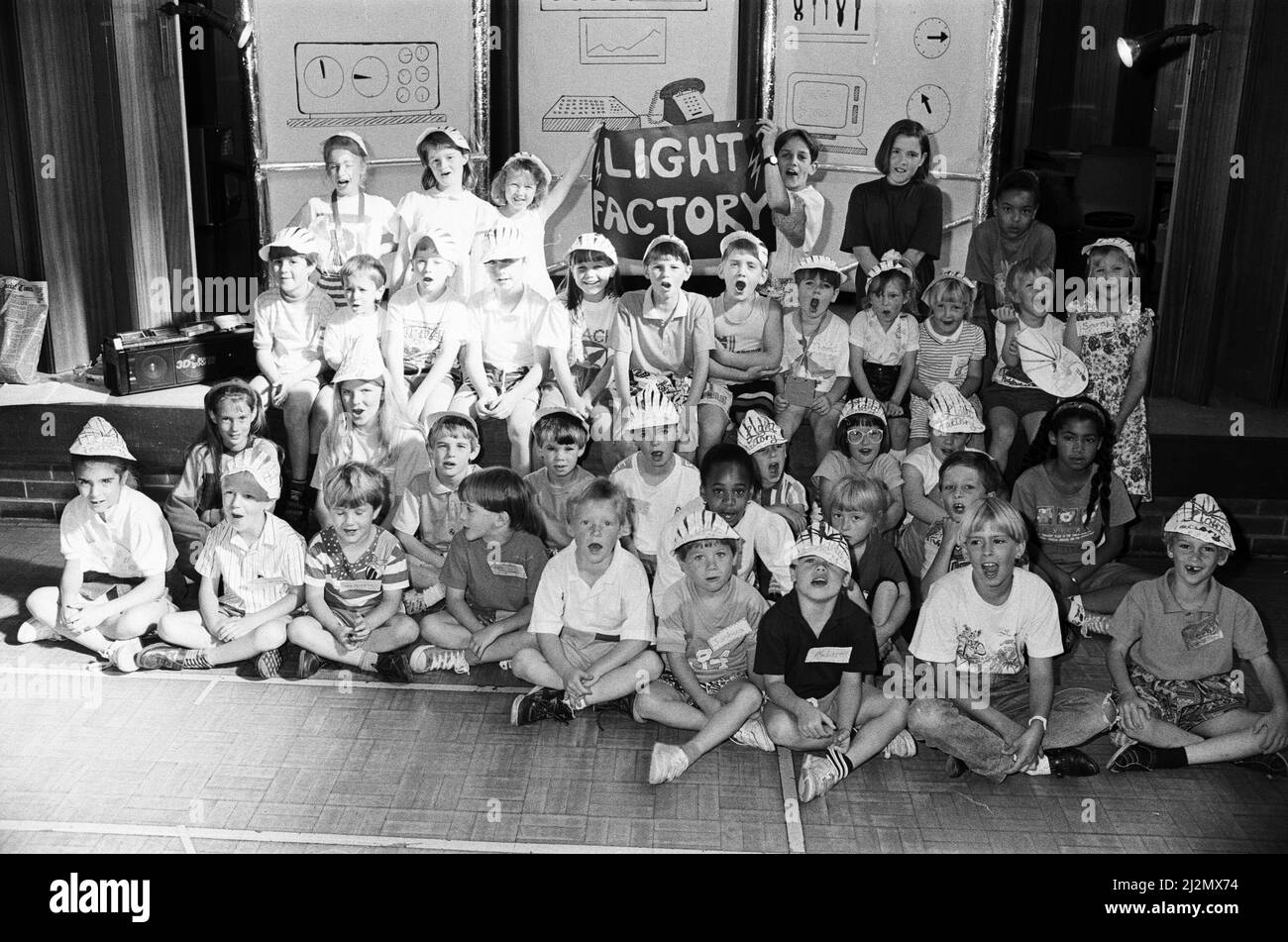 Playtime É ÊFor nuova strada nord chiesa Battista club vacanze aiuti Jenny Lockwood (posteriore sinistra) e Clare Rushworth (posteriore destra) e alcuni dei 50 giovani hanno partecipato a sessioni in una chiesa. ÊChildren di età compresa tra i cinque e i 12 anni hanno partecipato a una serie di attività, giochi e sessioni teatrali. 30th agosto 1991. Foto Stock