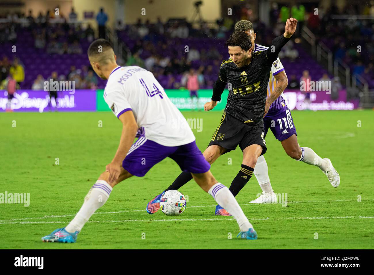Orlando, Stati Uniti. 02nd Apr 2022. Ilie Sanchez (6 LAFC) spara la palla durante la partita di calcio della Major League tra Orlando City e Los Angeles FC all'Explororia Stadium di Orlando, Florida. Andrea Vilchez/SPP Credit: SPP Sport Press Photo. /Alamy Live News Foto Stock