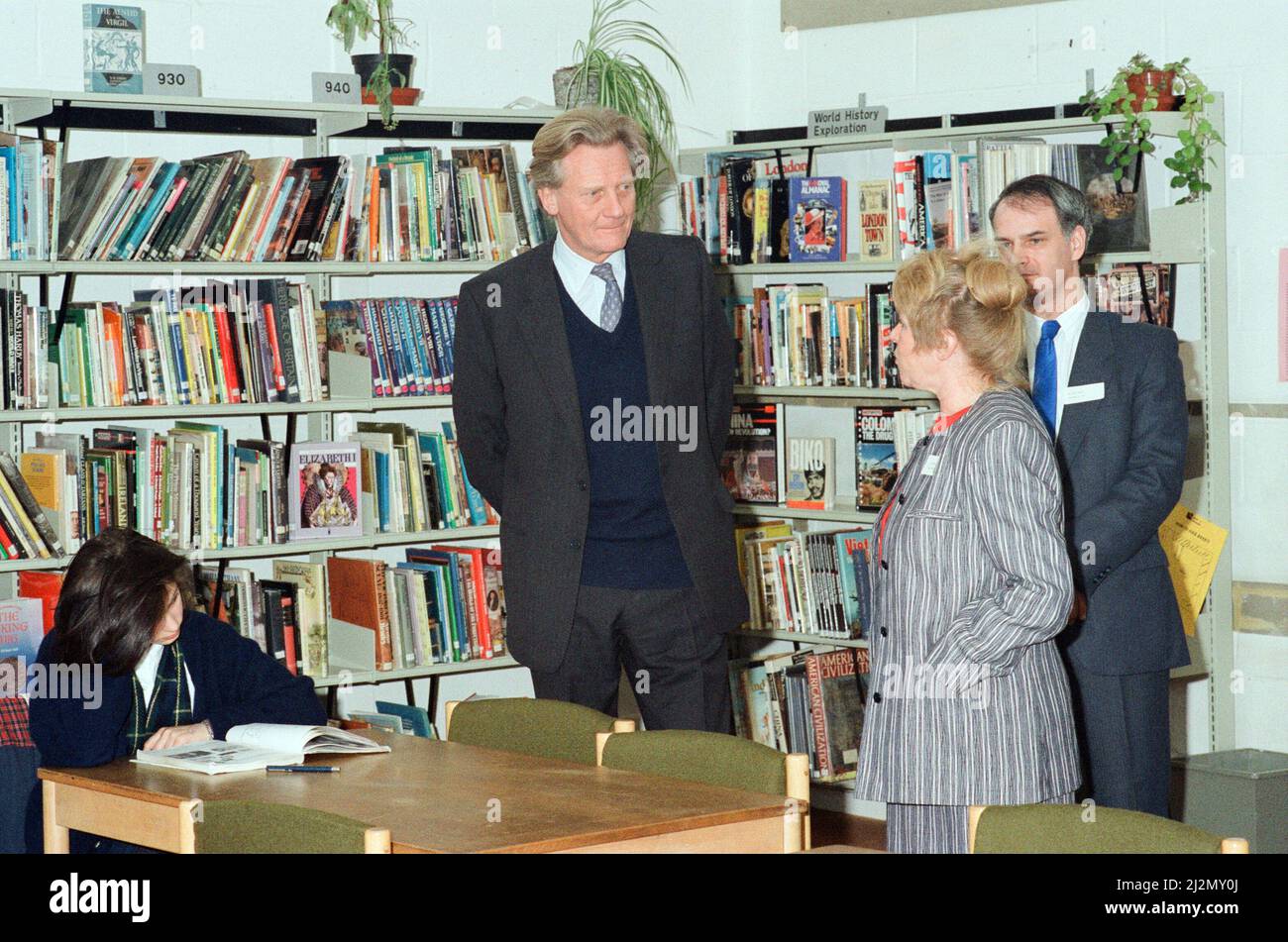 Michael Heseltine visita Chiltern Edge School, Sonning Common. 15th febbraio 1991. Foto Stock