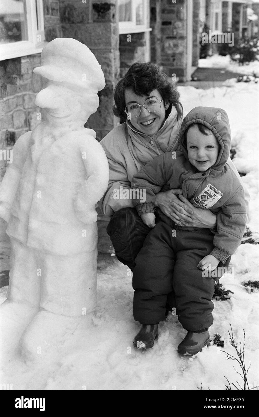 Esso¿ postino Pat... La signora Christine Dixon e due anni di Tristan con loro speciale pupazzo di neve che ha causato molto scalpore in Netherton. Il 12 febbraio 1991. Foto Stock