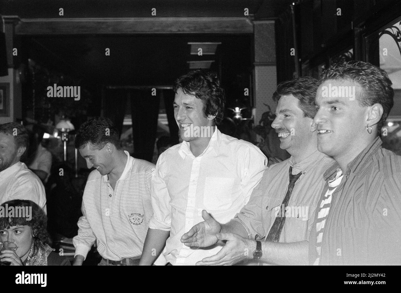 Gli appassionati di football che guardano l'Inghilterra nella loro semifinale durante la Coppa del mondo FIFA 1990 al Three Men in a Boat pub. 4th luglio 1990. Foto Stock