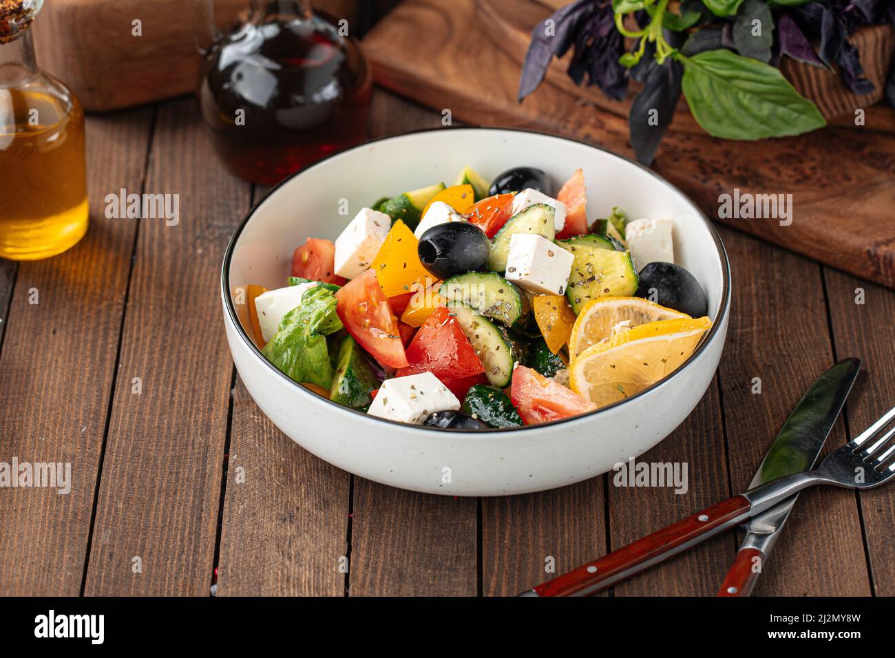 Ciotola di insalata greca fresca Foto Stock