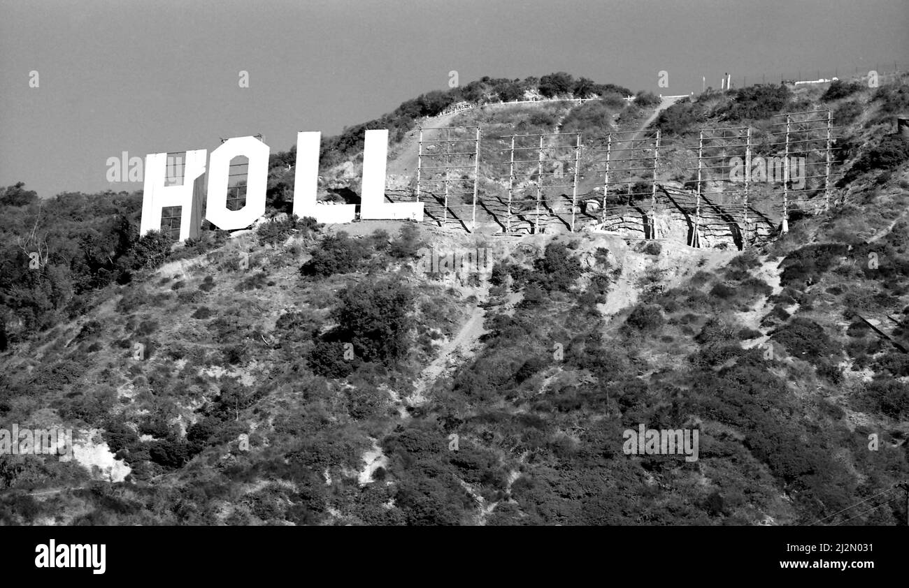 Verso la fine degli anni '1970 l'iconica insegna di Hollywood era in rovina e ci volle una sovvenzione da parte di Hugh Hefner per riportare il monumento storico alla sua gloria passata a Los Angeles, CALIFORNIA. Foto Stock