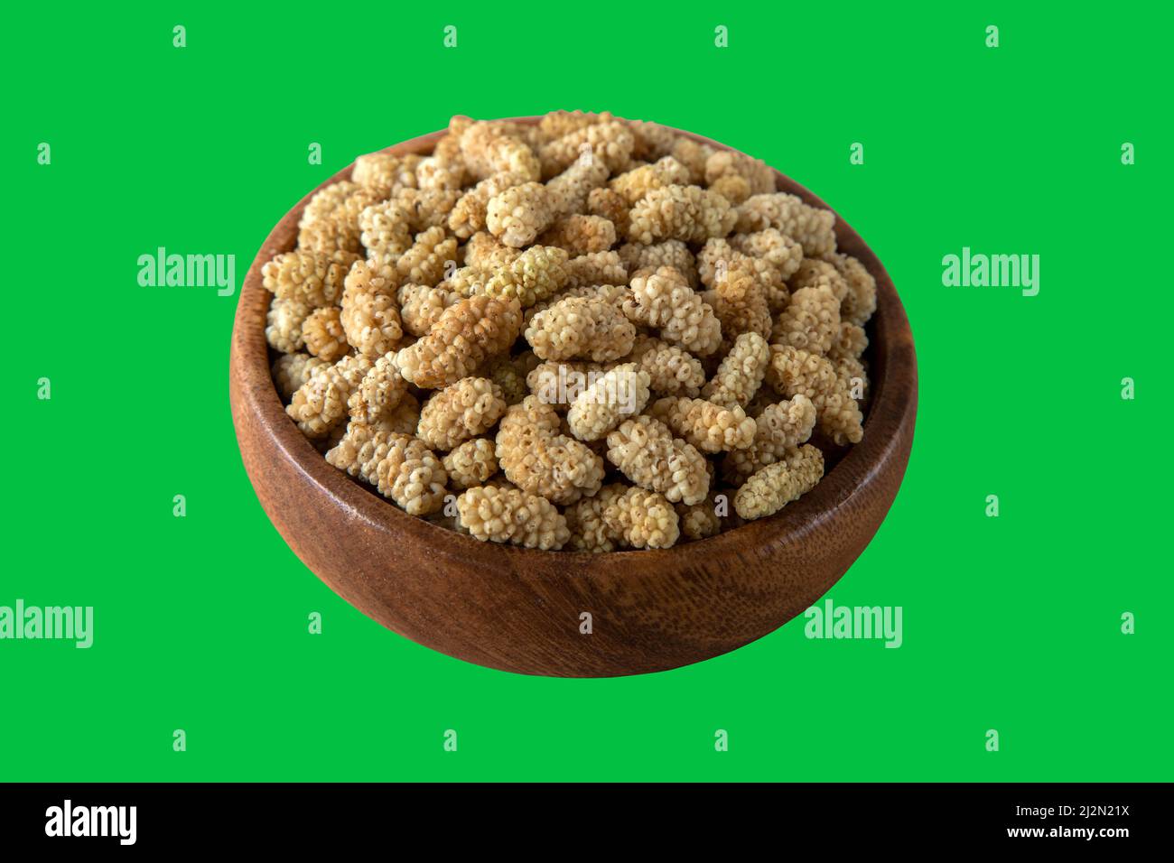 Ciotola piena di gelso secco su sfondo verde Foto Stock