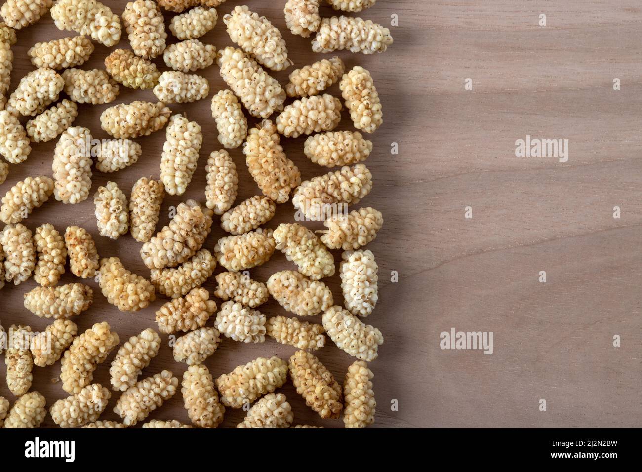 Mucchio di frutta secca di gelso su sfondo di legno Foto Stock