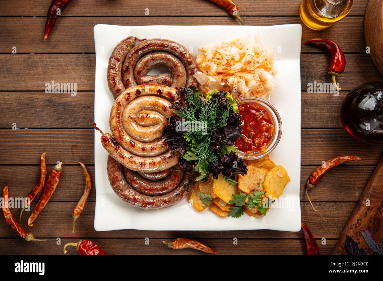 Salsicce grigliate assortite con crauti Foto Stock