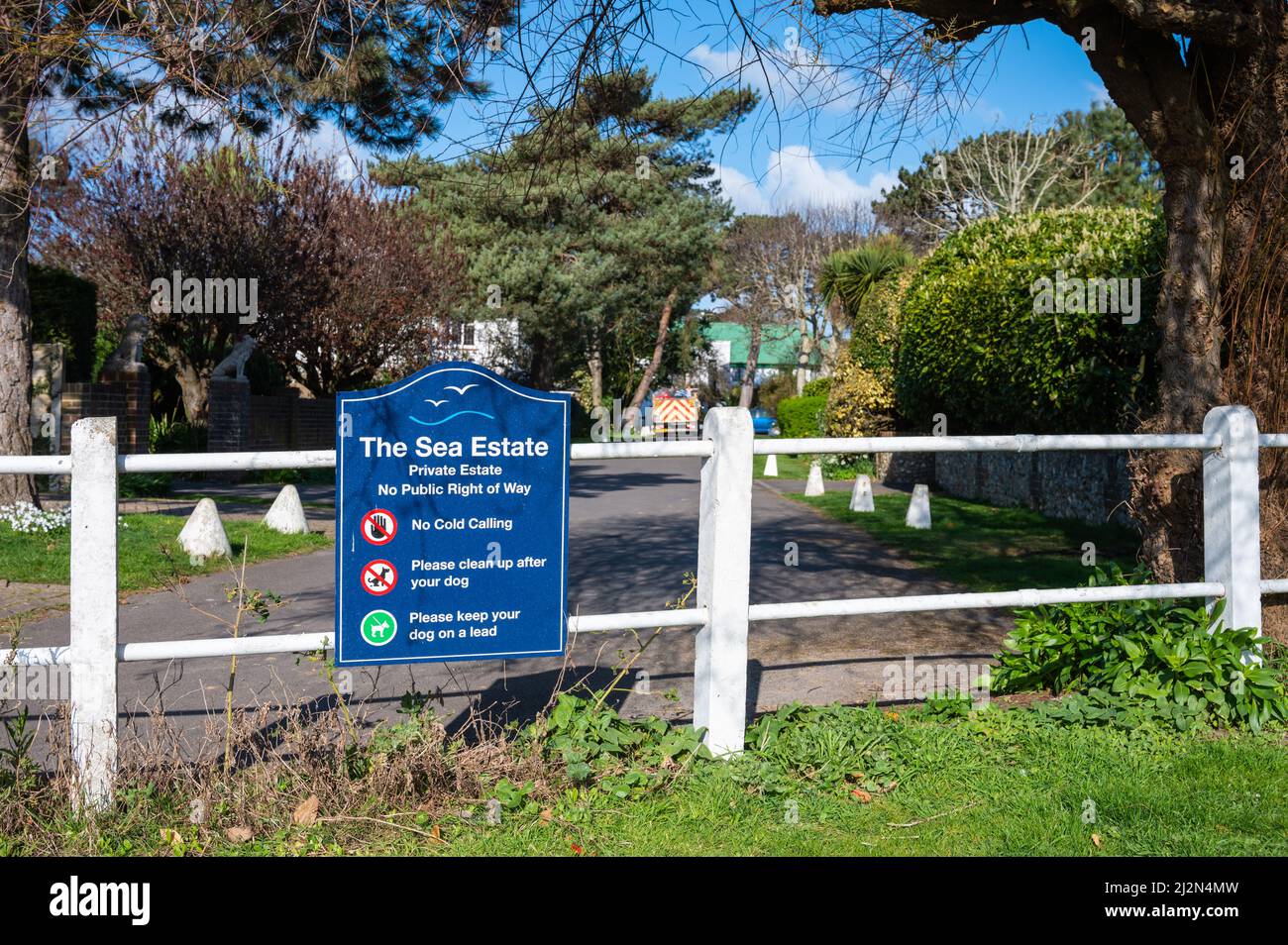 Cartello all'ingresso di una tenuta privata senza diritto pubblico di passaggio in Sea Estate, Rustington, West Sussex, Inghilterra, Regno Unito. Foto Stock