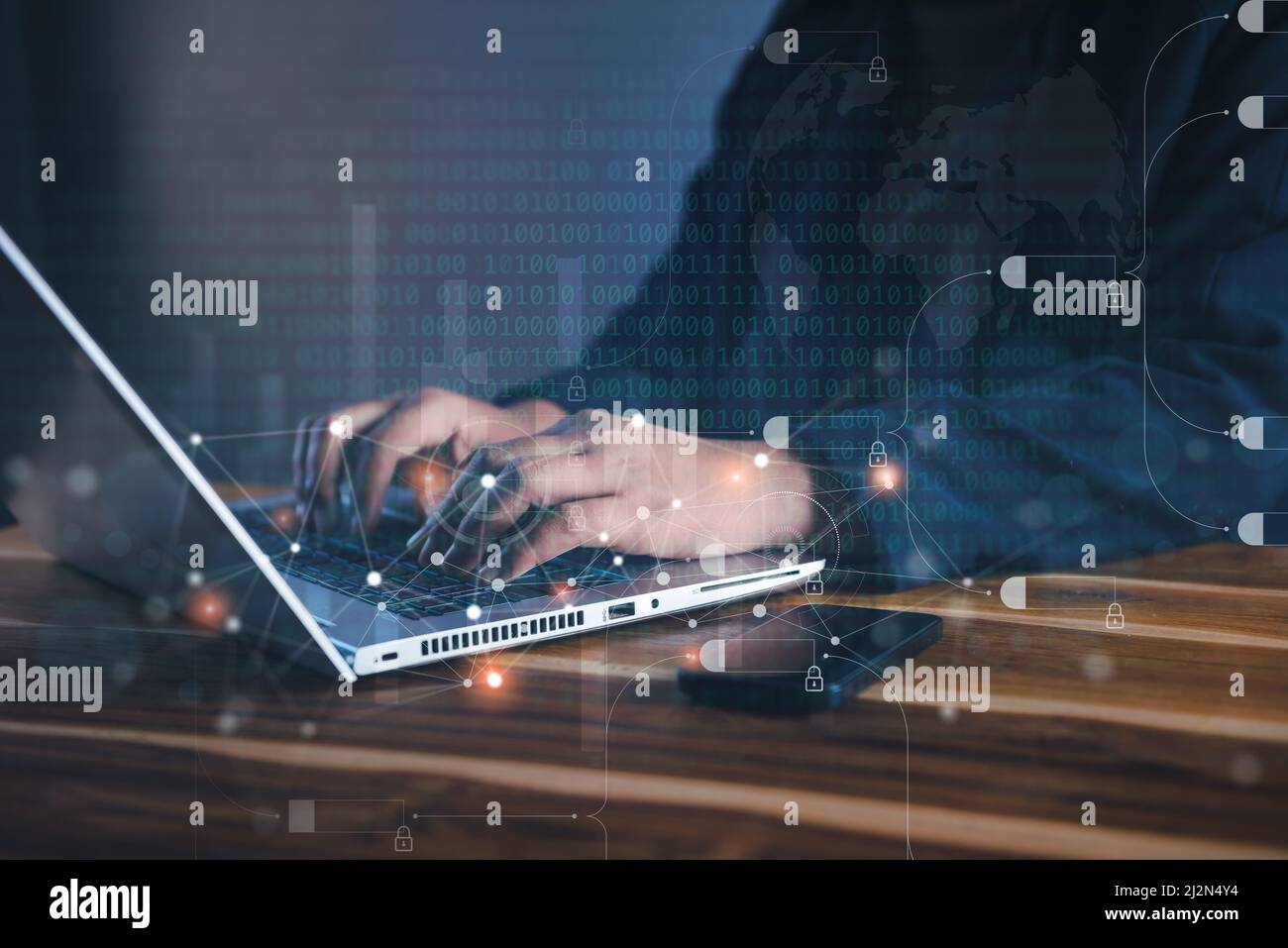 Accesso al database tecnologico per la sicurezza finanziaria aziendale. Donna d'affari che analizza il codice informativo su laptop con Virtual Interface Network System. Foto Stock