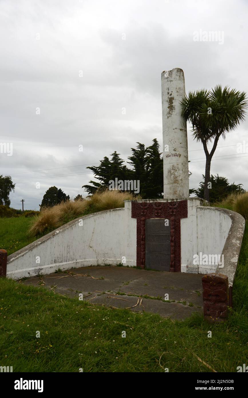 Memoriale eretto alla fine del 1800s al Ngai Tahu Maori che morì nel massacro del 1835 vicino a Kaiapohia per mano del Capo Maori dell'Isola del Nord te Ra Foto Stock