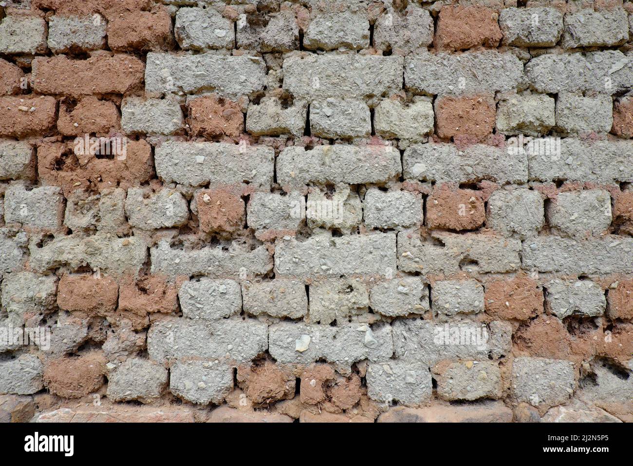 Muro di mattoni di fango eroso di argilla secca e paglia, Serbia Foto Stock