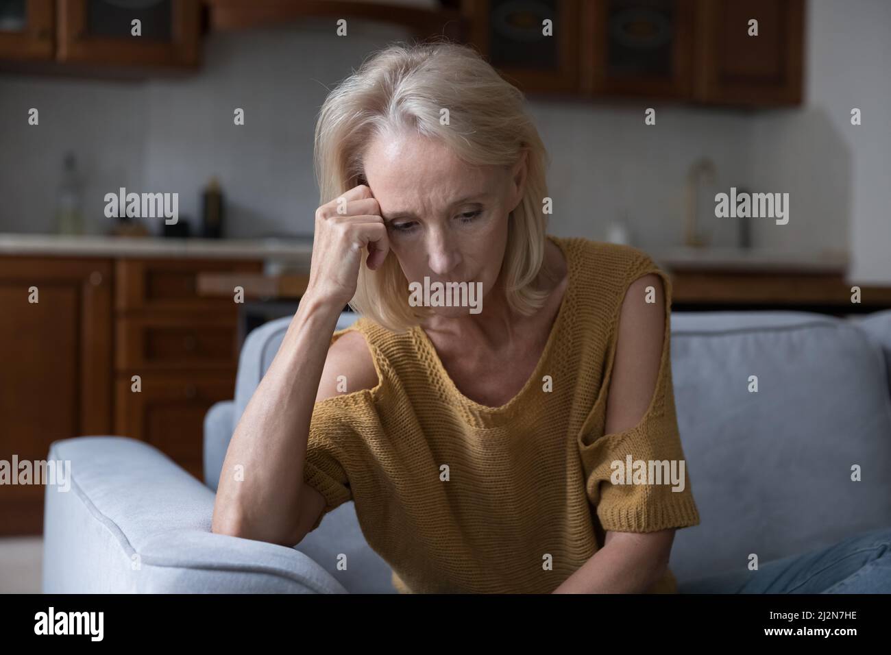 Disperata triste maturo 50s donna ottenere cattive notizie Foto Stock