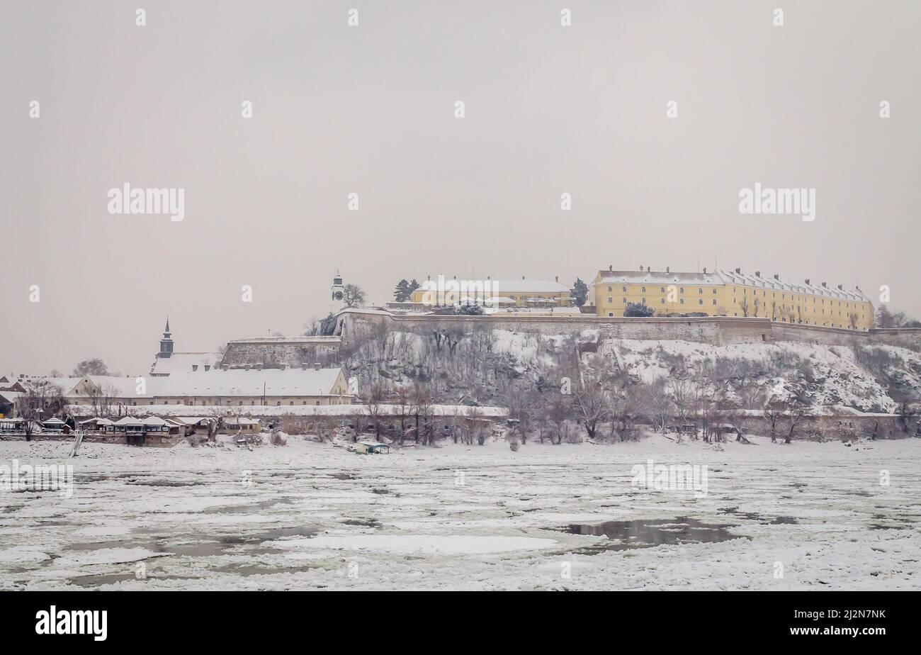 Novi Sad, Serbia - 23 gennaio 2014: Fortezza di Petrovaradin dalle rive del Danubio in inverno attraverso la nebbia. Foto Stock