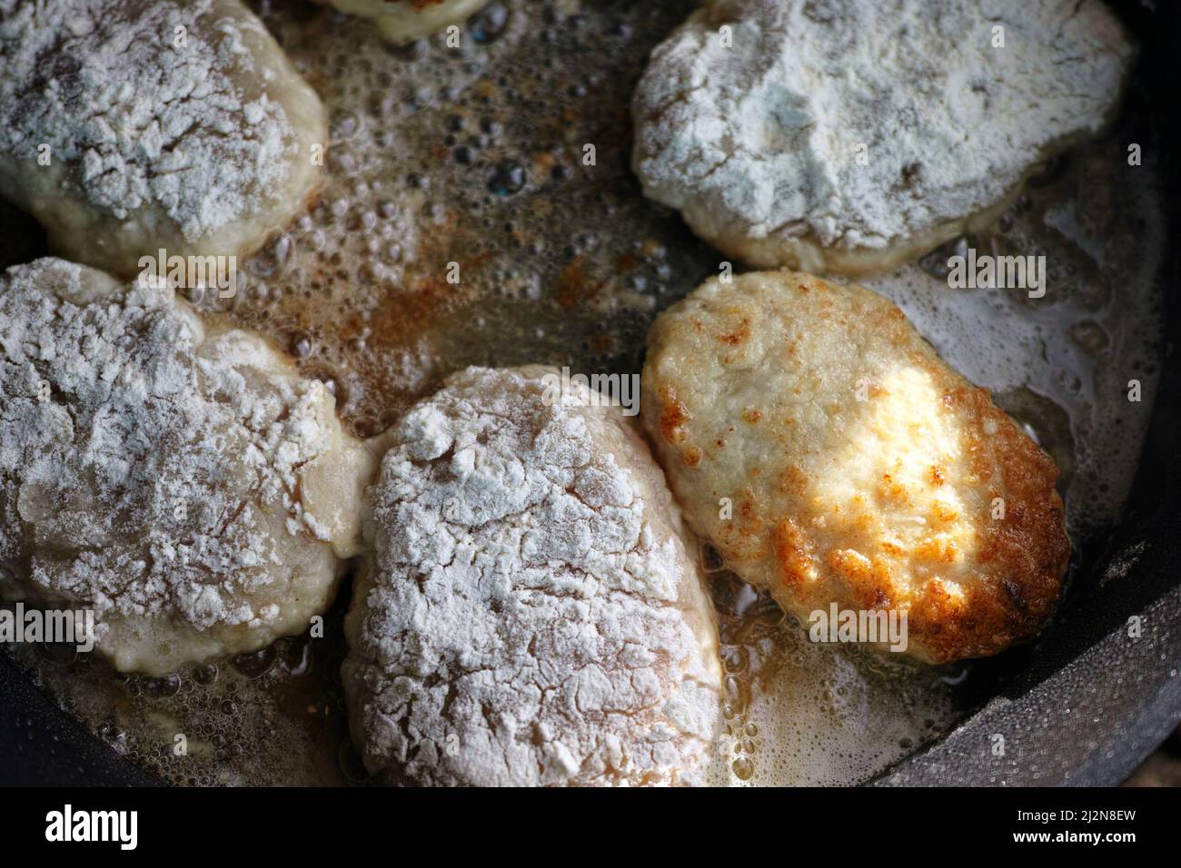 Le cotolette che cucinano in padella, da interno in primo piano Foto Stock