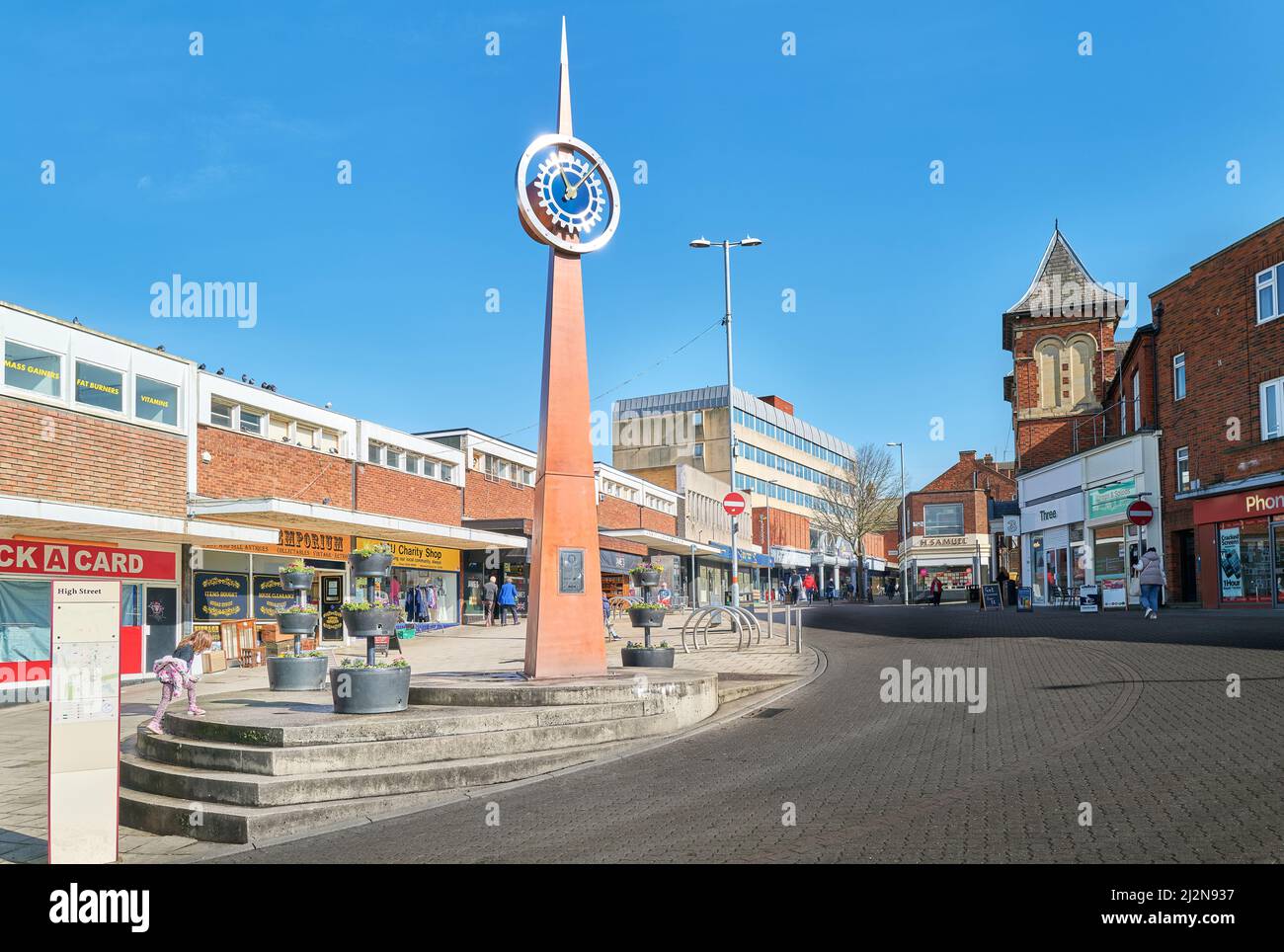 Orologio sul centro commerciale High Street a Kettering, Inghilterra. Foto Stock