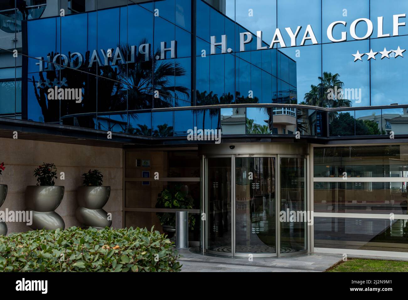 Playa de Palma, Spagna; marzo 13 2022: Servizi dell'hotel Playa Golf, chiuso. Isola di Maiorca, Spagna Foto Stock