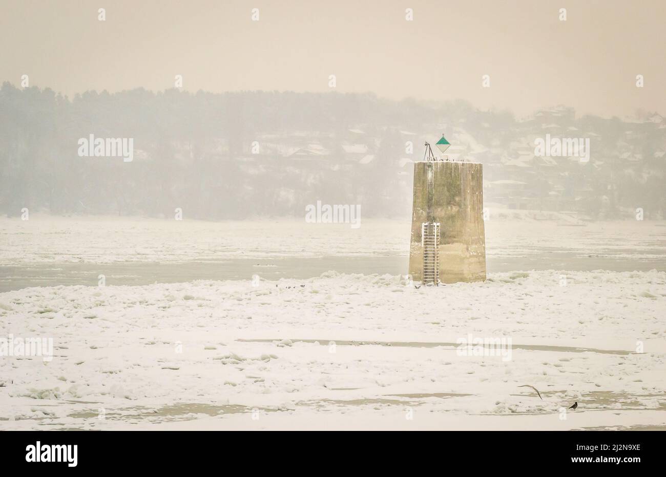 Ghiaccio rotto nel fiume Danubio congelato a Novi Sad, Serbia. Ghiaccio rotto nel fiume Danubio congelato. Foto Stock