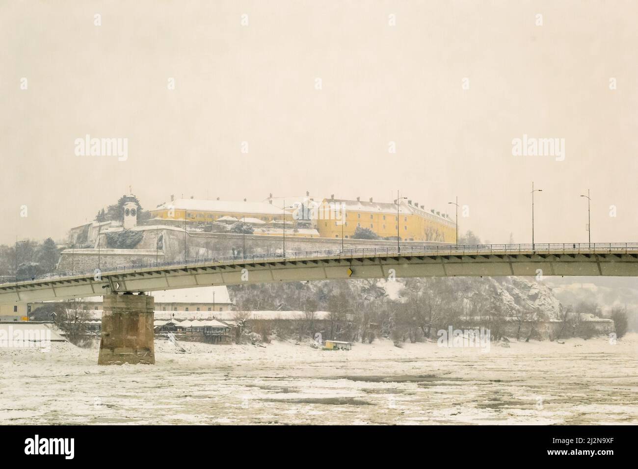 Ghiaccio rotto nel fiume Danubio congelato a Novi Sad, Serbia. Ghiaccio rotto nel fiume Danubio congelato. Foto Stock