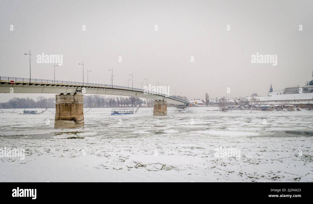 Ghiaccio rotto nel fiume Danubio congelato a Novi Sad, Serbia. Ghiaccio rotto nel fiume Danubio congelato. Foto Stock