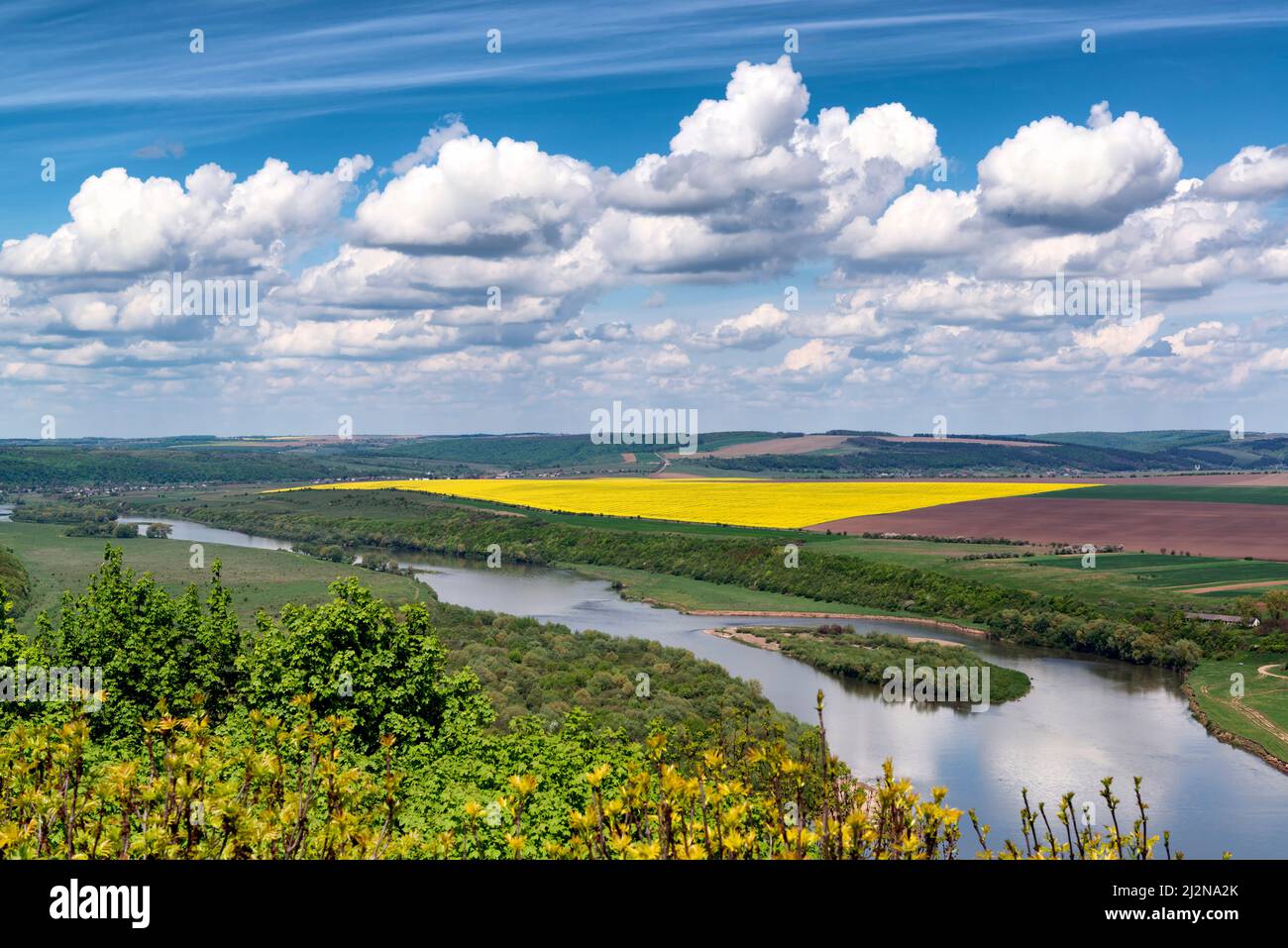 Bellissimo paesaggio rurale nella parte occidentale dell'Ucraina con il fiume Dniester, campi agricoli e bellissimo cielo di primavera Foto Stock