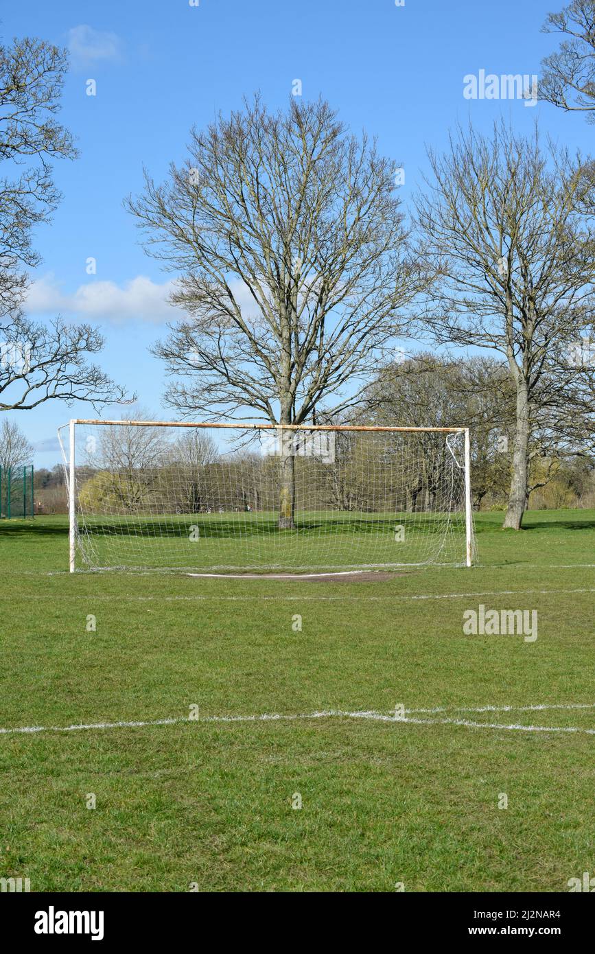 Partite di calcio o di calcio in un parco pubblico per gli sport di squadra Foto Stock