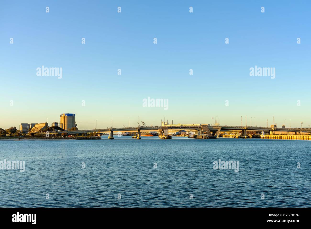 Area industriale di Port Adelaide con il ponte sul fiume Port al tramonto, Australia Meridionale Foto Stock
