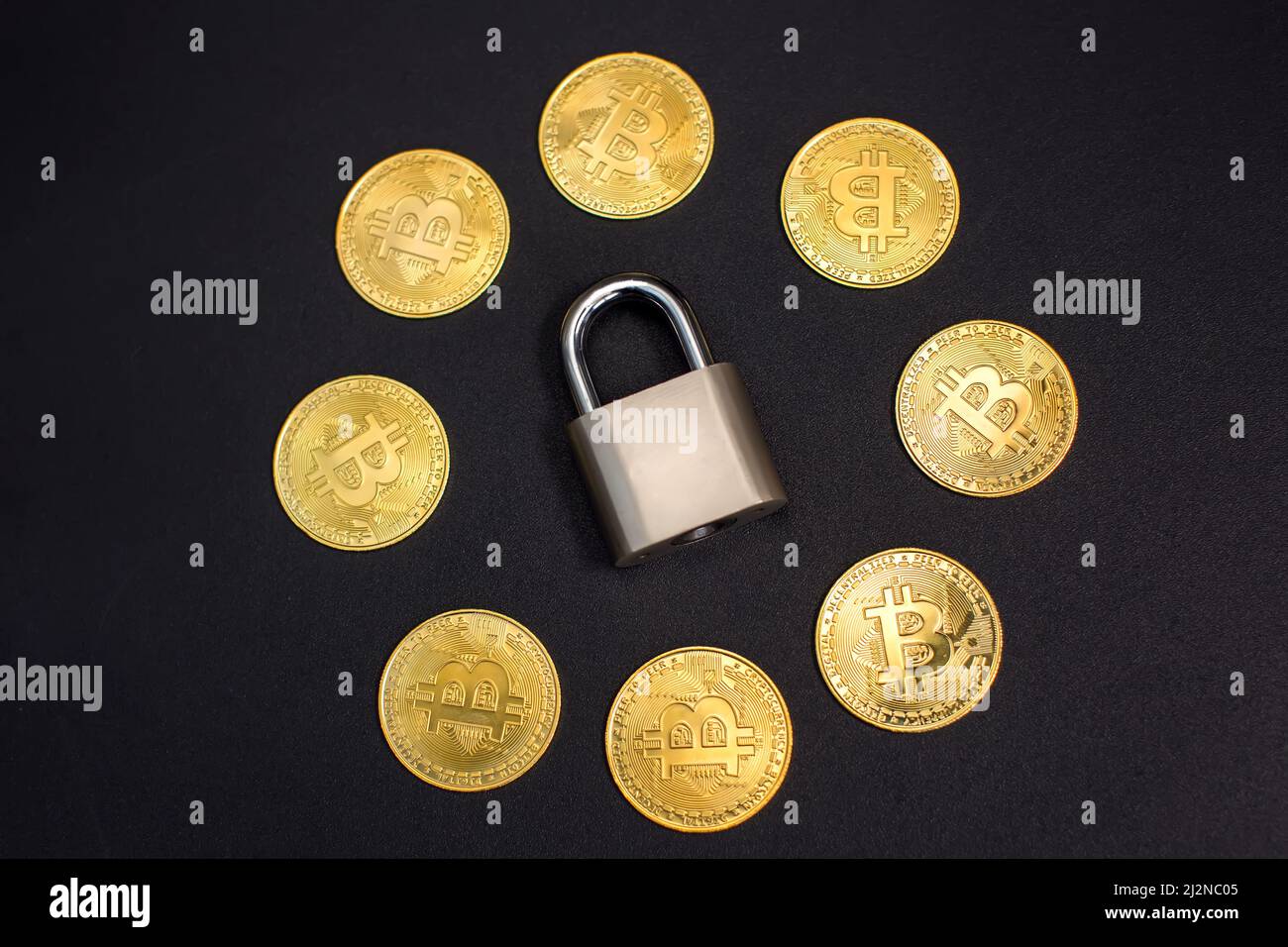 Bitcoin e serratura. Concetto di sicurezza e sicurezza degli investimenti in criptovaluta Foto Stock