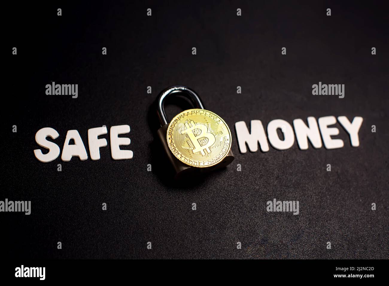 Bitcoin e bloccare con il testo 'Safe money'. Concetto di sicurezza e sicurezza degli investimenti in criptovaluta Foto Stock