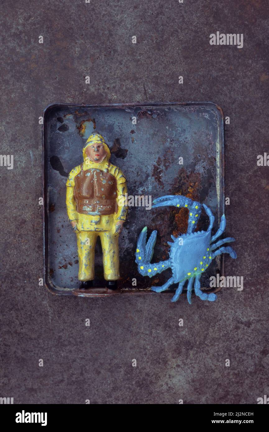 Vintage modello di salvagente uomo su metallo verniciato con modello plastico di granchio blu Foto Stock