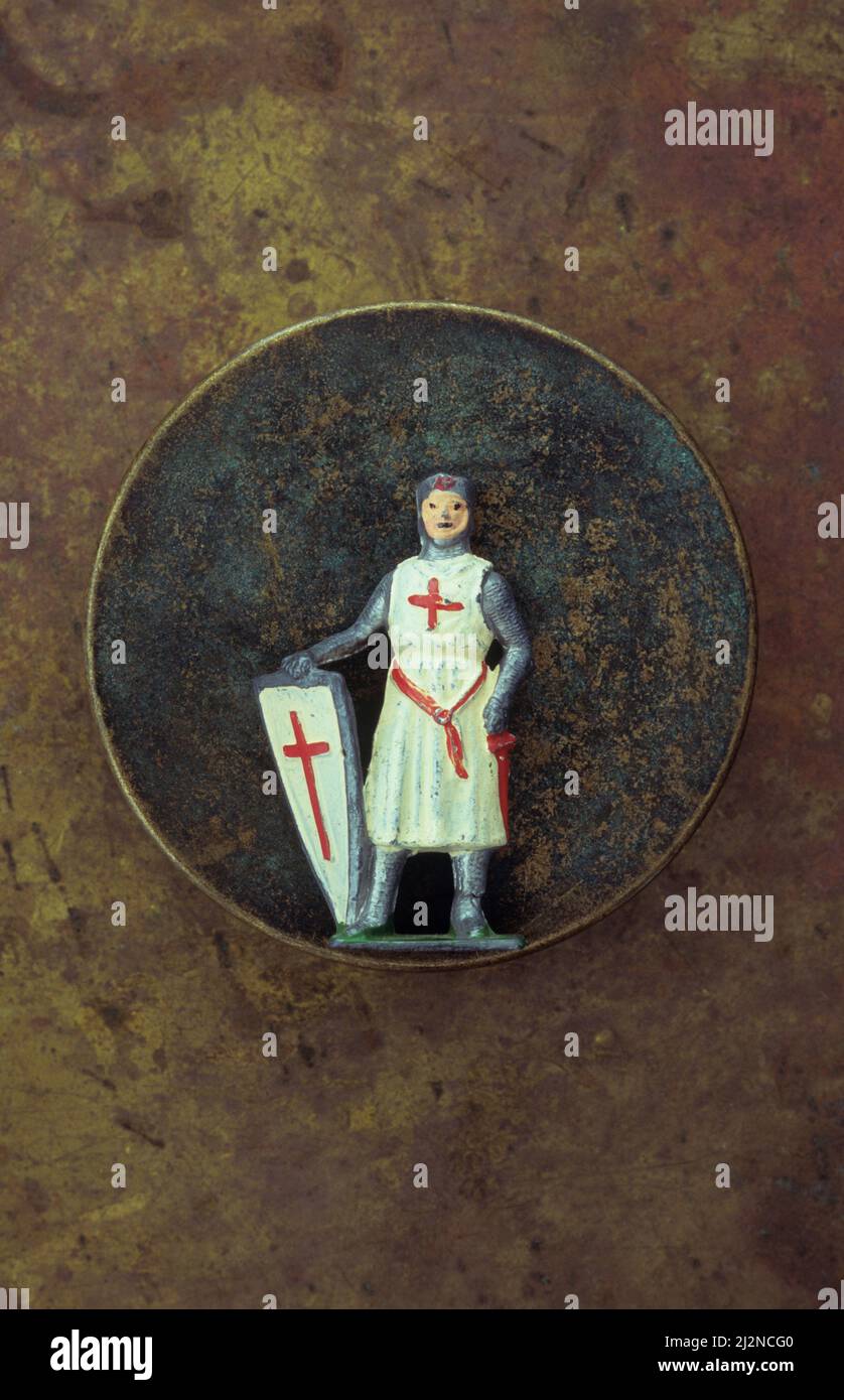 Vintage modelli in piombo di Cavaliere Crociato Inglese in armatura con scudo bianco con croce cristiana rossa Foto Stock