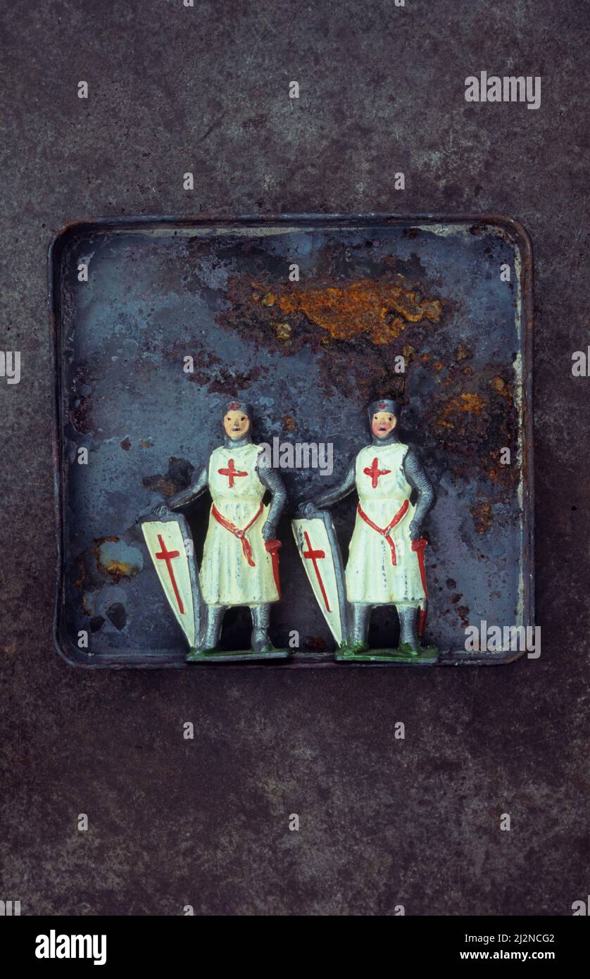 Due modelli d'epoca in piombo di Cavaliere Crociato Inglese in armatura con scudo bianco con croce cristiana rossa Foto Stock