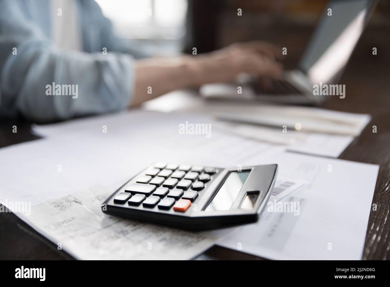 Calcolatore contabile e documenti finanziari sul tavolo di lavoro Foto Stock