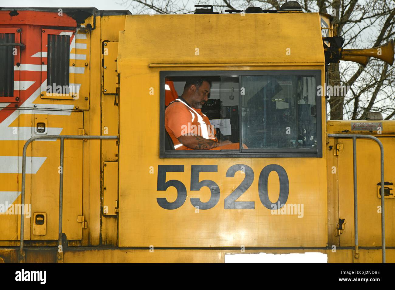 REEFTON, NUOVA ZELANDA, 6 SETTEMBRE 2021: Un macchinista non identificato controlla il suo giornale di bordo mentre si prepara a muoversi fuori dalla stazione ferroviaria di Reefton, Sep Foto Stock