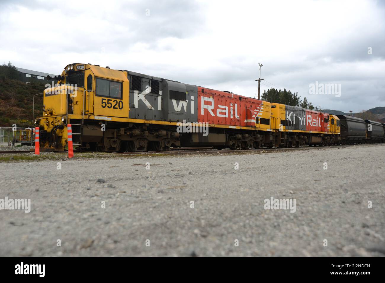 REEFTON, NUOVA ZELANDA, 6 SETTEMBRE 2021: Un treno merci alla stazione ferroviaria di Reefton, 6 settembre 2021. Foto Stock