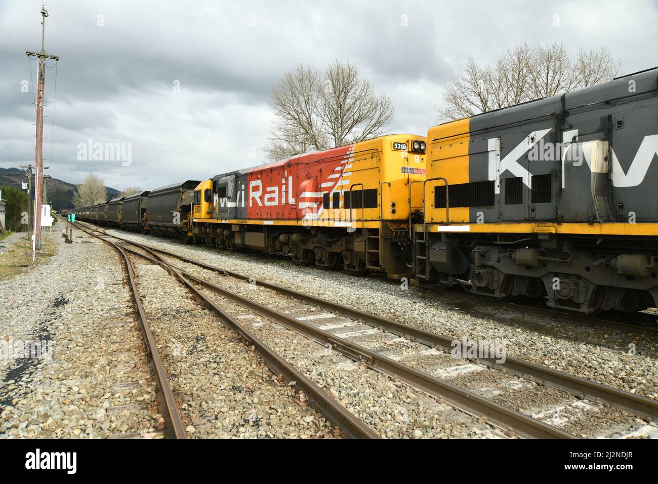 REEFTON, NUOVA ZELANDA, 6 SETTEMBRE 2021: Un treno merci alla stazione ferroviaria di Reefton, 6 settembre 2021. Foto Stock