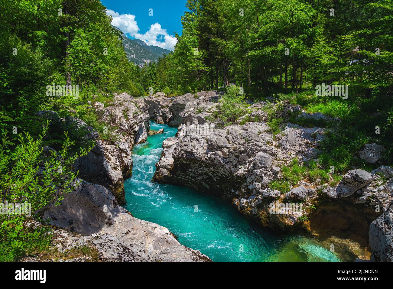 Famoso paesaggio naturale con kayak e destinazione escursionistica. Incredibile fiume Soca con gola rocciosa, Bovec, Slovenia, Europa Foto Stock
