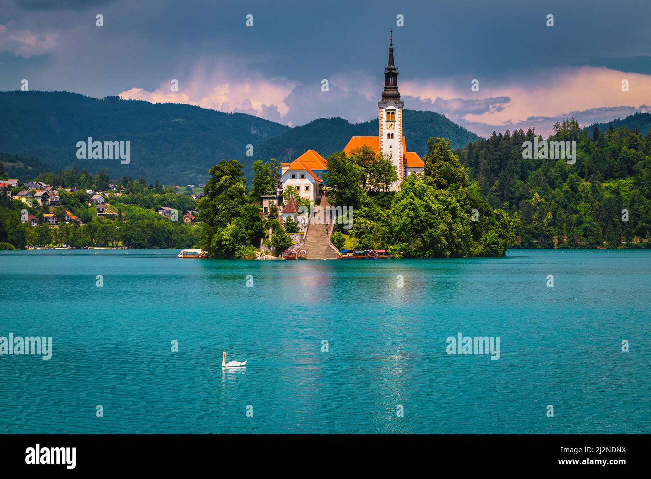 Fantastica attrazione turistica e destinazione di escursione con incredibile vecchia chiesa sulla piccola isola, lago di Bled, Slovenia, Europa Foto Stock