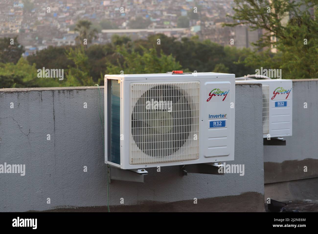 Mumbai, Maharashtra, India, marzo 16 2022: Le condizioni dell'aria sono richieste quando il calore estivo inizia ad aumentare. Godrej invertitore aria condizionata fuori porta Foto Stock