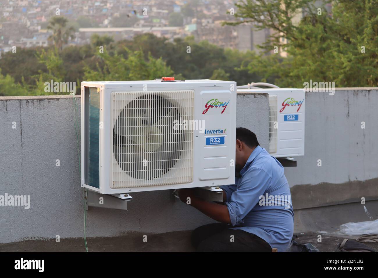 Mumbai, Maharashtra, India, marzo 16 2022: Le condizioni dell'aria sono richieste quando il calore estivo inizia ad aumentare. Meccanico che installa l'aria dell'inverter Godrej Foto Stock