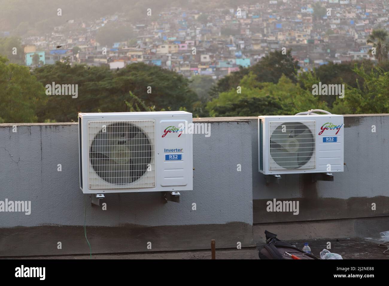 Mumbai, Maharashtra, India, marzo 16 2022: Le condizioni dell'aria sono richieste quando il calore estivo inizia ad aumentare. Godrej invertitore aria condizionata fuori porta Foto Stock