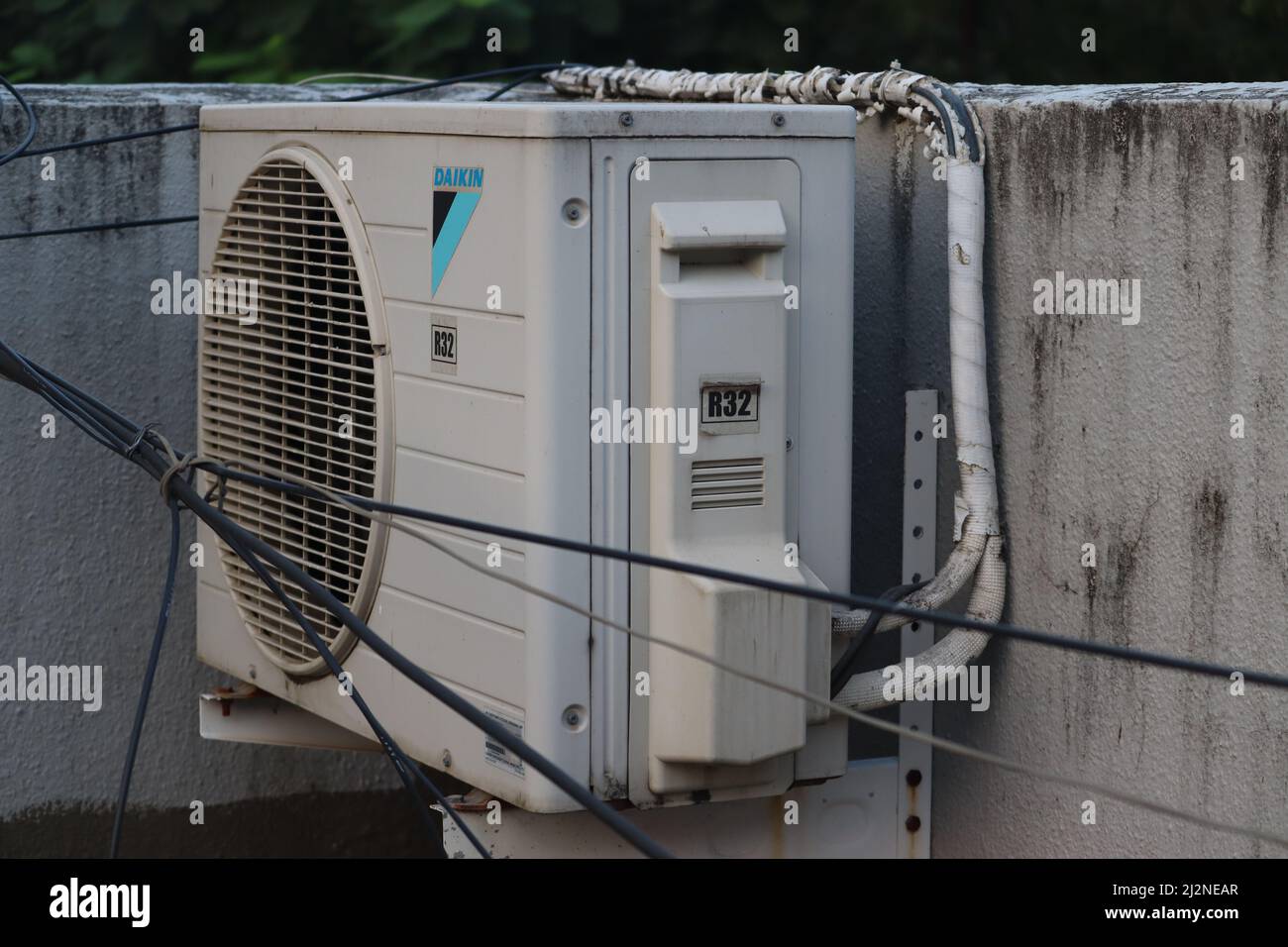 Mumbai, Maharashtra, India, marzo 16 2022: Le condizioni dell'aria sono richieste quando il calore estivo inizia ad aumentare. Sportello di uscita del condizionatore d'aria dell'invertitore Daikin Foto Stock