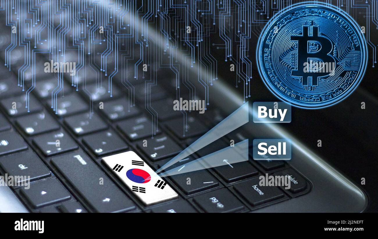 Tastiera con bandiera della Corea del Sud sul tasto invio con ologramma moneta bitcoin e concetto di acquisto e vendita online. Foto Stock