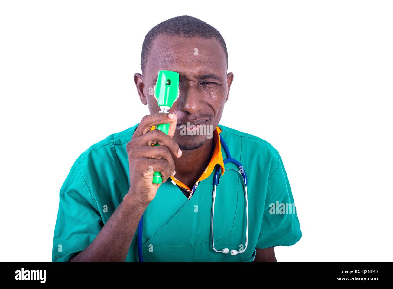 ritratto di un giovane medico oftalmologo maschile in uniforme verde che tiene uno stetoscopio ospedaliero. Foto Stock